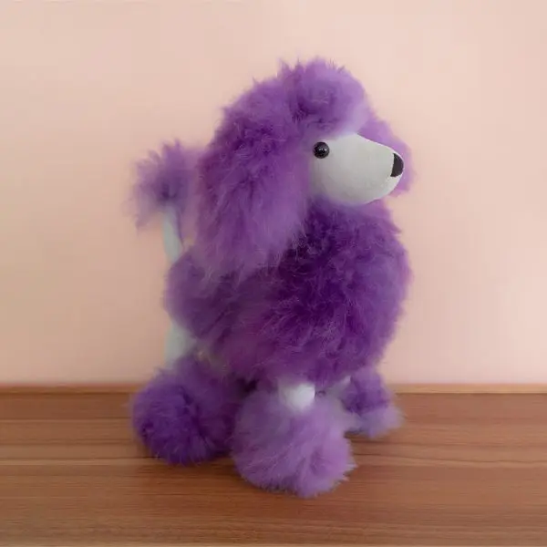 Peluche en fourrure d'alpaga faite à la main. Forme caniche “Achik”. Hauteur: 30 cm.